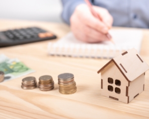 深夜電力を利用するエコキュートなら、年間のランニングコストを大幅に削減可能。