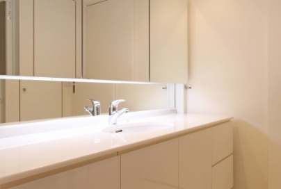 収納力のある洗面化粧台で、すっきりとした空間に