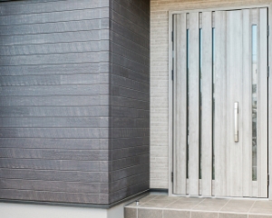 外壁や玄関ドアとの調和を考慮した、美しい外観デザインに一新できます。