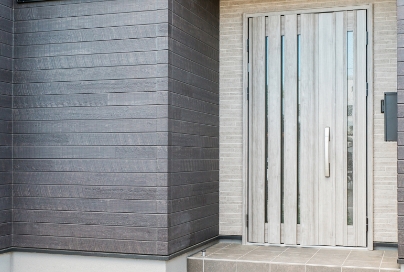 外壁や玄関ドアとの調和を考慮した、美しい外観デザインに一新できます。