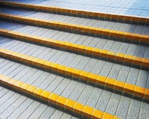 汚れがつきにくいノンスリップタイルや、防汚加工を施した舗装材で、日々のお手入れも簡単に。