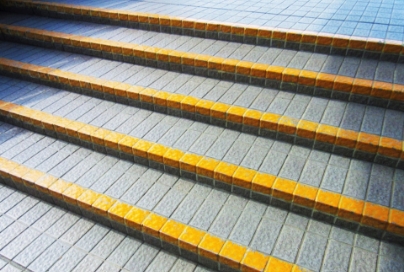 汚れがつきにくいノンスリップタイルや、防汚加工を施した舗装材で、日々のお手入れも簡単に。