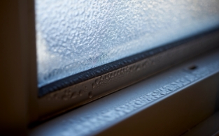 窓からの結露を軽減し、カビ・ダニの発生を防止